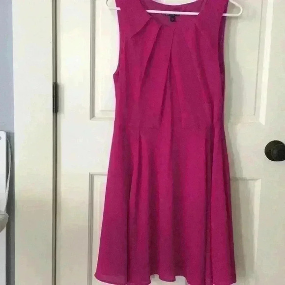 Express Fuchsia Keyhole neck dress - Picture 2 of 4